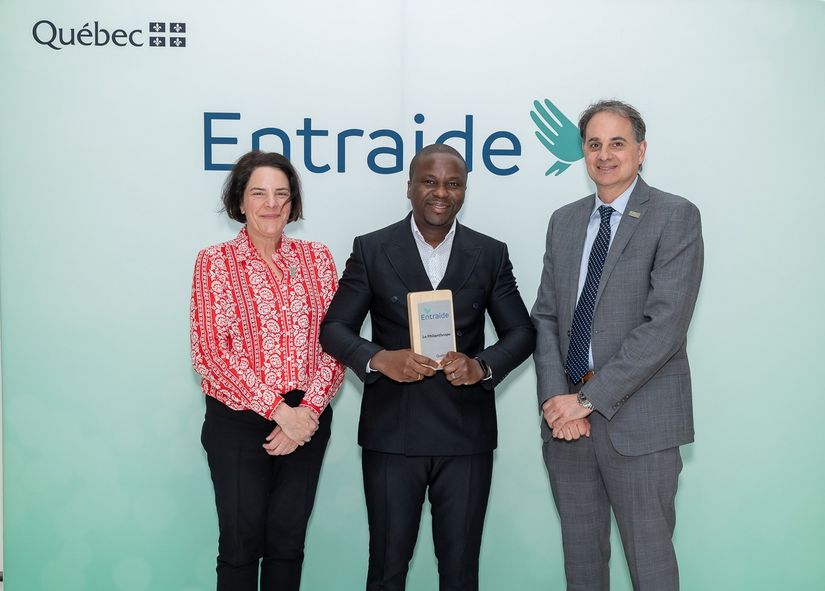 De gauche à droite : Anne Racine, Ulrich E. R. Djidonou et Roberto Bomba, lors de la remise du prix Le Philanthrope, campagne Entraide 2025